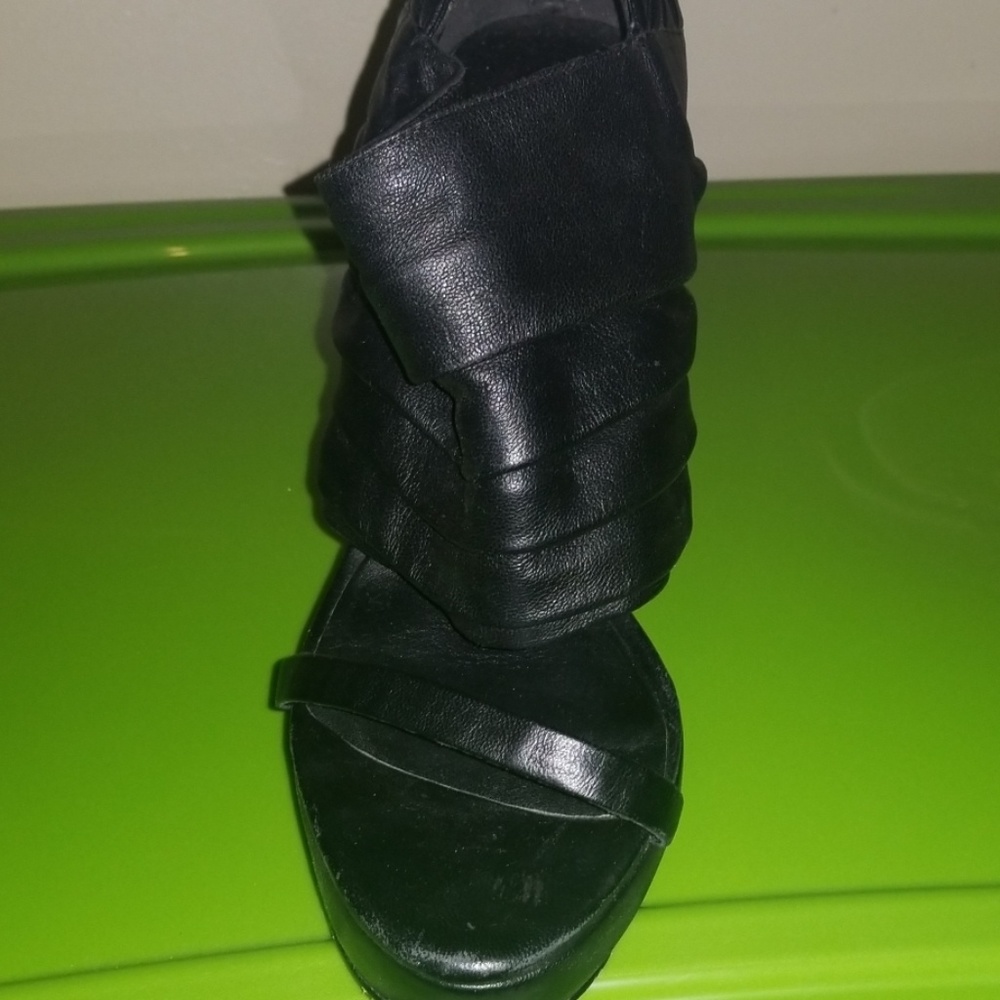 Soft leather wedged sandals. Color black. Size 10M